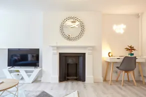 Stylish, spacious flat with private parking - Image 3