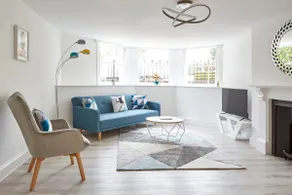 Stylish, spacious flat with private parking - Image 2