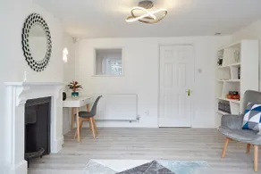 Stylish, spacious flat with private parking - Image 4