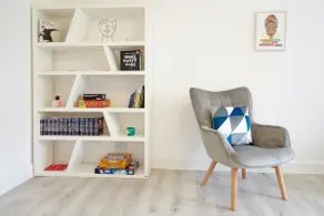 Stylish, spacious flat with private parking - Image 5