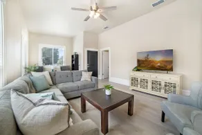 🌻Fresh Open 3 Bedroom Home near Downtown and Lake - Image 2
