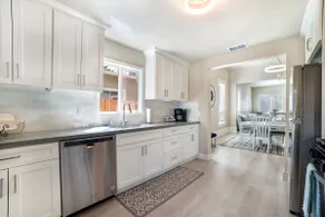 🌻Fresh Open 3 Bedroom Home near Downtown and Lake - Image 3