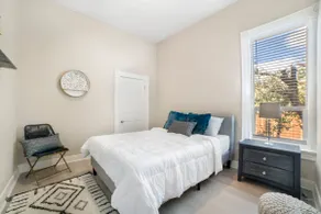 🌻Fresh Open 3 Bedroom Home near Downtown and Lake - Image 4