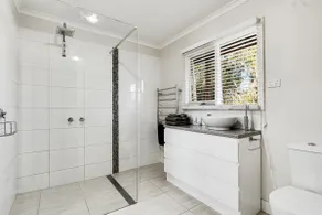 Spacious two bedroom house with outdoor spa - Image 3