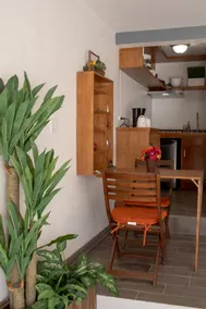 Lovely 1-bedroom serviced apartment, free parking - Image 5