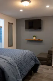 Lovely 1-bedroom serviced apartment, free parking - Image 2