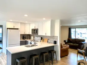 Newly remodeled bright and airy 6 bedroom home - Image 4