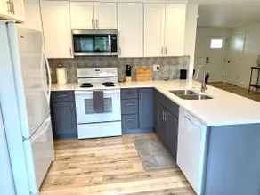 Newly remodeled bright and airy 6 bedroom home - Image 5