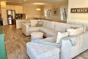 Beach side, ocean views & walk to Casa Marina - Image 4