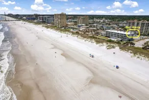 Beach side, ocean views & walk to Casa Marina - Image 3