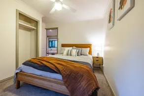 Cozy country retreat, located right in town - Image 5