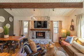 Petite Retreat - cozy 2 bedroom cabin with hot tub - Image 2