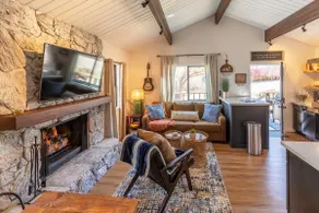Petite Retreat - cozy 2 bedroom cabin with hot tub - Image 3