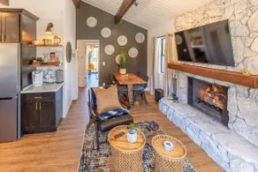 Petite Retreat - cozy 2 bedroom cabin with hot tub - Image 4