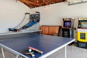 Retro Chic Hot Tub & Game Room, 10 Mins From Beach - Image 5