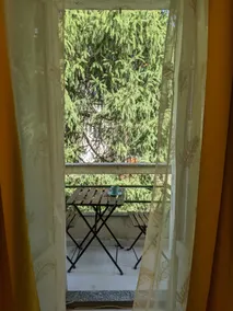 Spacious 2BR Historic City Flat + Free Park 1 min - Image 4