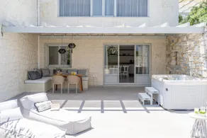 Honeymoon Villa with Outdoor Hot Tub - Image 2