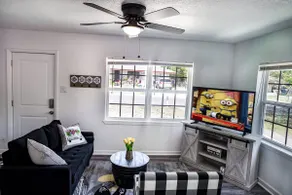 Stylish & Modern 2/1, 5 Mins to Fort Hood-Killeen - Image 3