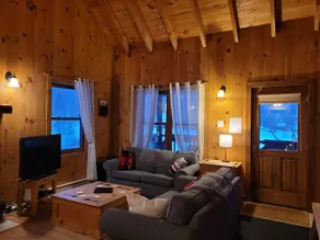 Chalet Wapiti: waterfront, hot tub, pool table - Image 3