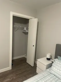 Luxurious family-friendly 2 bedroom onsite parking - Image 4