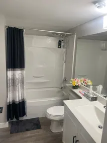 Luxurious family-friendly 2 bedroom onsite parking - Image 3