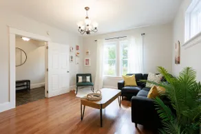 Modern downtown apartment near restaurants/bars - Image 2