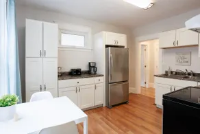 Modern downtown apartment near restaurants/bars - Image 4