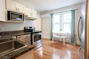 Modern downtown apartment near restaurants/bars - Image 5