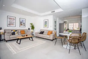 Luxury 2-Bed Townhouse with Hot Tub & Marina View - Image 3