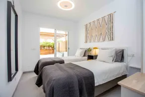 Luxury 2-Bed Townhouse with Hot Tub & Marina View - Image 4
