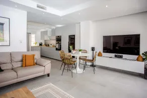 Luxury 2-Bed Townhouse with Hot Tub & Marina View - Image 2