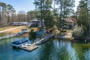 Lakefront retreat with boat ramp and dock - Image 2