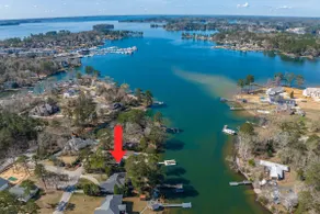 Lakefront retreat with boat ramp and dock - Image 3