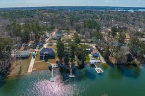 Lakefront retreat with boat ramp and dock - Image 4