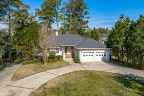 Lakefront retreat with boat ramp and dock - Image 5