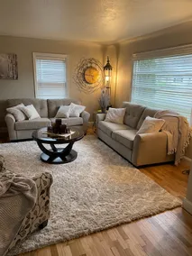 Cheerful home with driveway and backyard! - Image 2