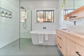 5min to CBD - Sleeps 9 - Spa/EV charger/Pets - Image 2