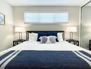 Bright Top Floor-King Bed-Parking-Fast Wi-Fi - Image 3