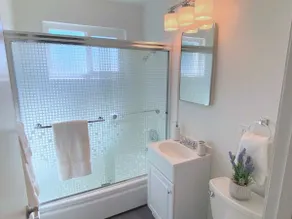Bright Top Floor-King Bed-Parking-Fast Wi-Fi - Image 5