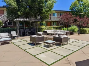 Bright Top Floor-King Bed-Parking-Fast Wi-Fi - Image 2