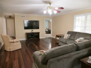 Perfect Getaway Near RRG with Screened Patio - Image 4