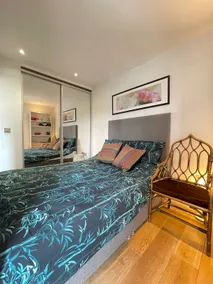 Canal-Side Boutique Apartment - Image 2