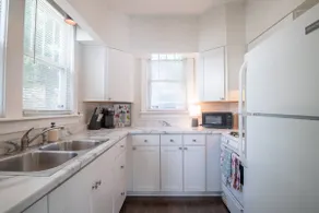 Sunny, chic, renovated cottage, near everything - Image 3