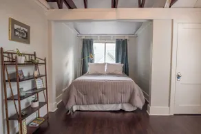 Sunny, chic, renovated cottage, near everything - Image 4