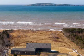 4-bedroom seaside home with all of the comforts. - Image 2