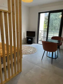 Beautiful new apartment with on-site parking - Image 4