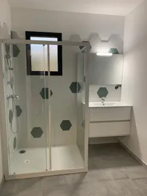 Beautiful new apartment with on-site parking - Image 5