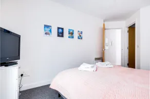 Fairytale 2 Bedroom Apartment City Centre Free Parking - Image 5