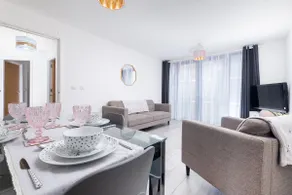 Fairytale 2 Bedroom Apartment City Centre Free Parking - Image 2