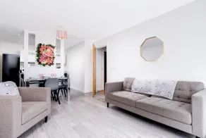Fairytale 2 Bedroom Apartment City Centre Free Parking - Image 3
